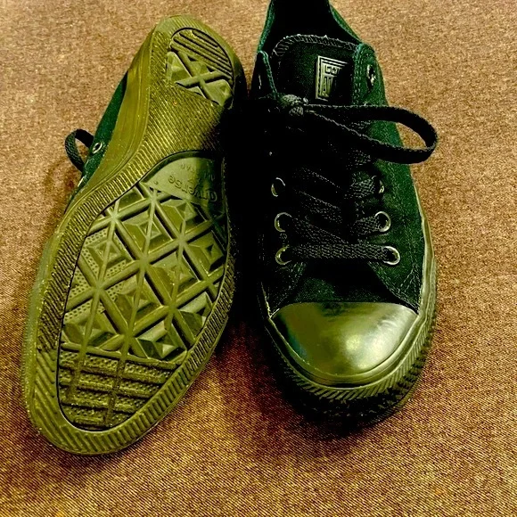 Black Low-top Converse - Picture 4 of 5